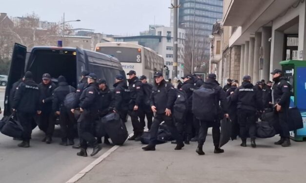 Már rendőrkordon áll a képviselő-testület épülete előtt, polgármestert választanának Újvidéken