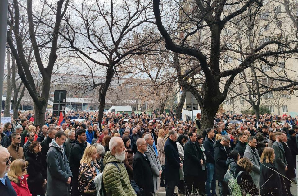 Az ügyészség előtt tüntettek Újvidéken