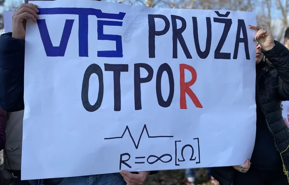 A szabadkai Műszaki Szakfőiskola tiltakozó egyetemistái elhatárolódnak a politikai pártoktól