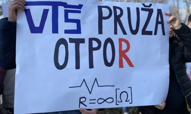 A szabadkai Műszaki Szakfőiskola tiltakozó egyetemistái elhatárolódnak a politikai pártoktól