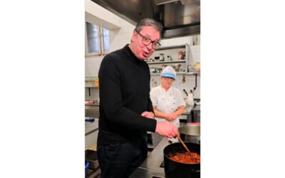 Vučić fakanállal a kezében üzent