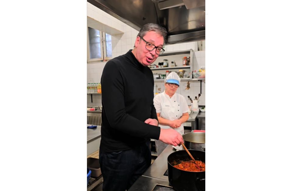 Vučić fakanállal a kezében üzent