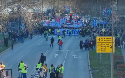 Kilométeres sorok Újvidék bejáratánál, érkeznek az egyetemistákat támogatók a székvárosba