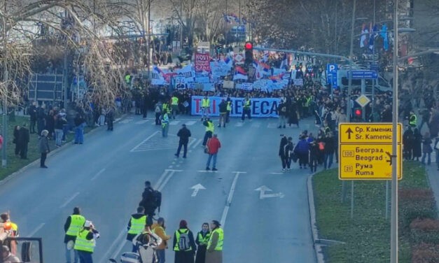 Kilométeres sorok Újvidék bejáratánál, érkeznek az egyetemistákat támogatók a székvárosba