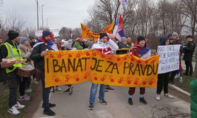 Törökbecséről gyalog érkeztek a tüntetők Óbecsére (fotók)