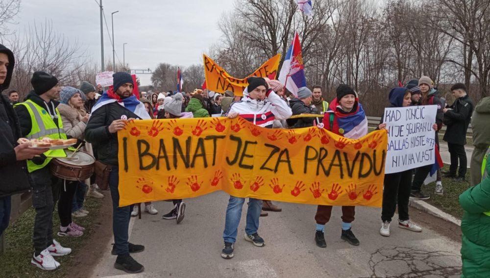 Törökbecséről gyalog érkeztek a tüntetők Óbecsére (fotók)