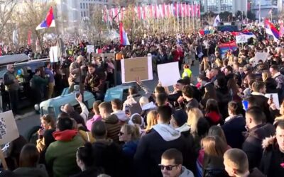 Lezárták a hidakat Újvidéken, tömegével érkeznek az emberek a tüntetésre