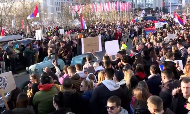 Lezárták a hidakat Újvidéken, tömegével érkeznek az emberek a tüntetésre