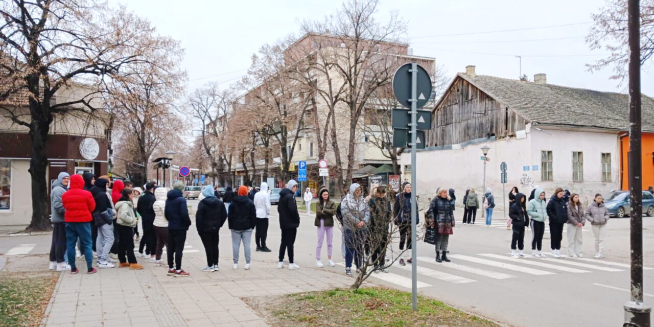 Autó hajtott az óbecsei megemlékezők közé (videóval)