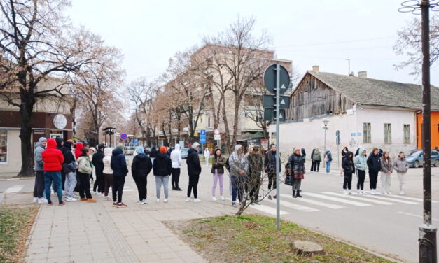 Autó hajtott az óbecsei megemlékezők közé (videóval)