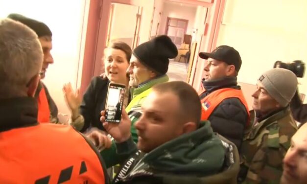 Kidobták a községházáról a haladók helyi főnökét (Videóval)