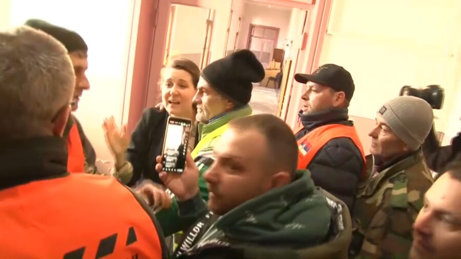 <span class="entry-title-primary">Kidobták a községházáról a haladók helyi főnökét (Videóval)</span> <span class="entry-subtitle">„Ez most egy bemutatógyakorlat. Ugyanez fog történni a szerb kormányban és Belgrádban is”</span>