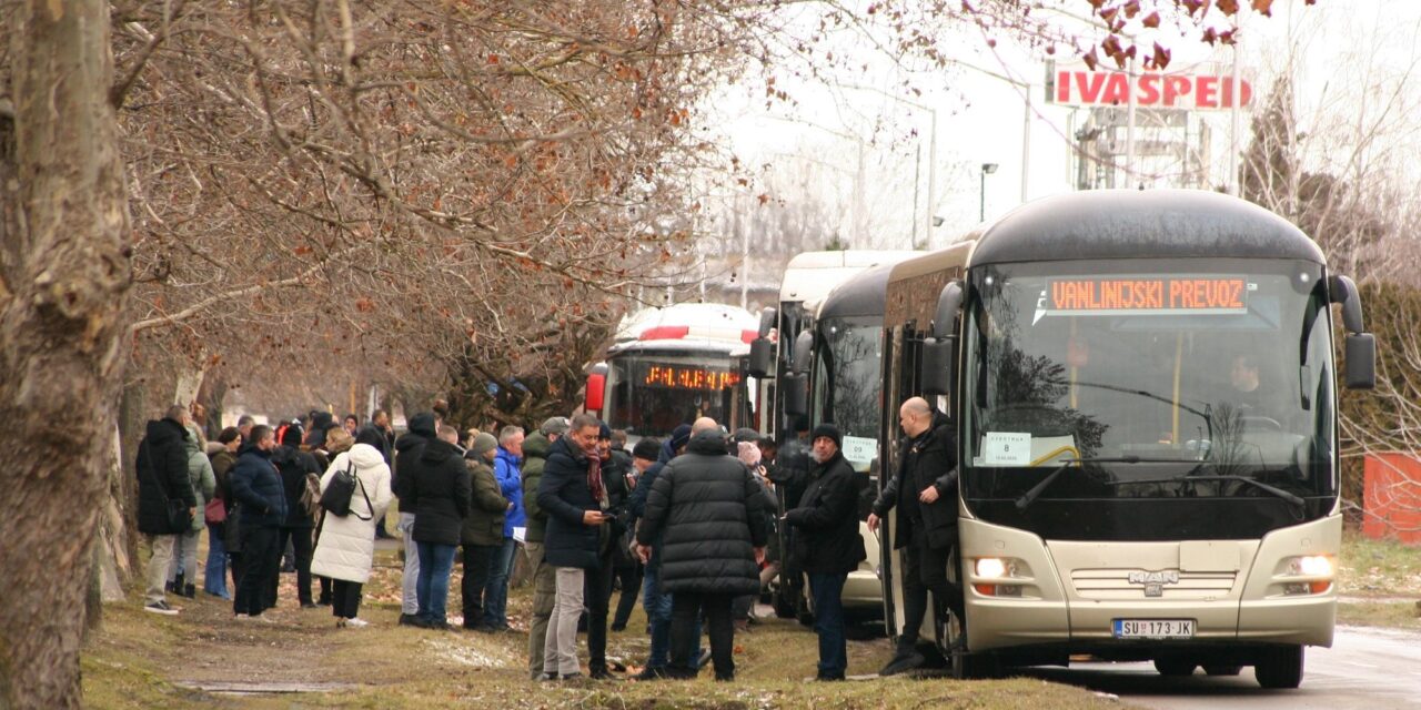 Így mentek önként és dalolva a „tapsolók” az elnök rendezvényére (fotók+videók)