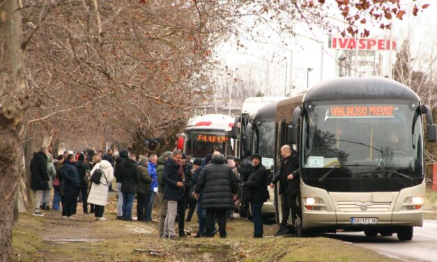 Így mentek önként és dalolva a „tapsolók” az elnök rendezvényére (fotók+videók)