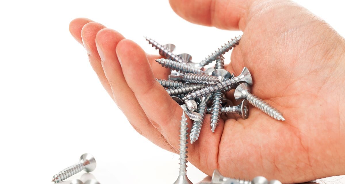 A megrendelt mobiltelefon helyett egy doboz csavart kapott