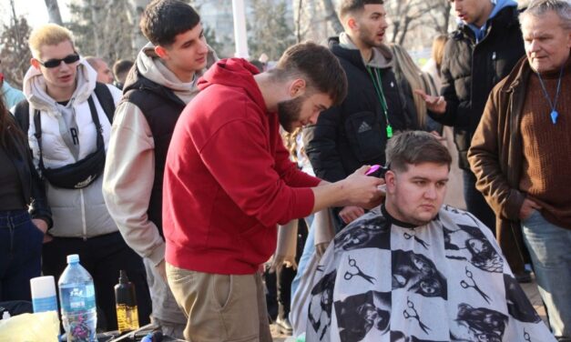 Jótékonysági hajvágás is volt a hídblokádon