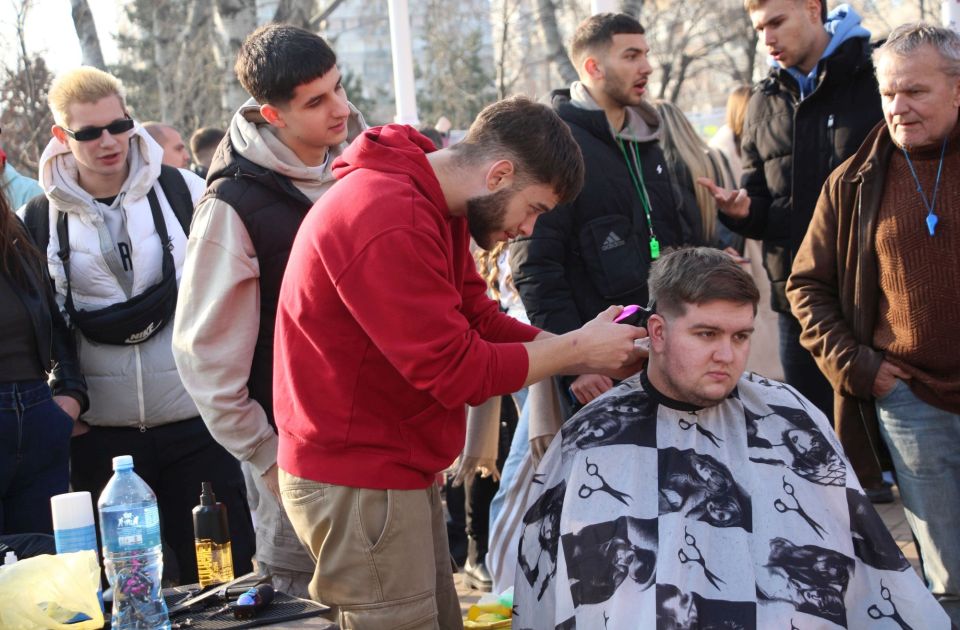 Jótékonysági hajvágás is volt a hídblokádon