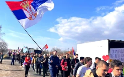 A gyalogló egyetemisták üzennek a polgároknak