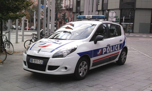 Rendőröket késelt meg és megölt egy közbeavatkozó civilt egy iszlamista Franciaországban