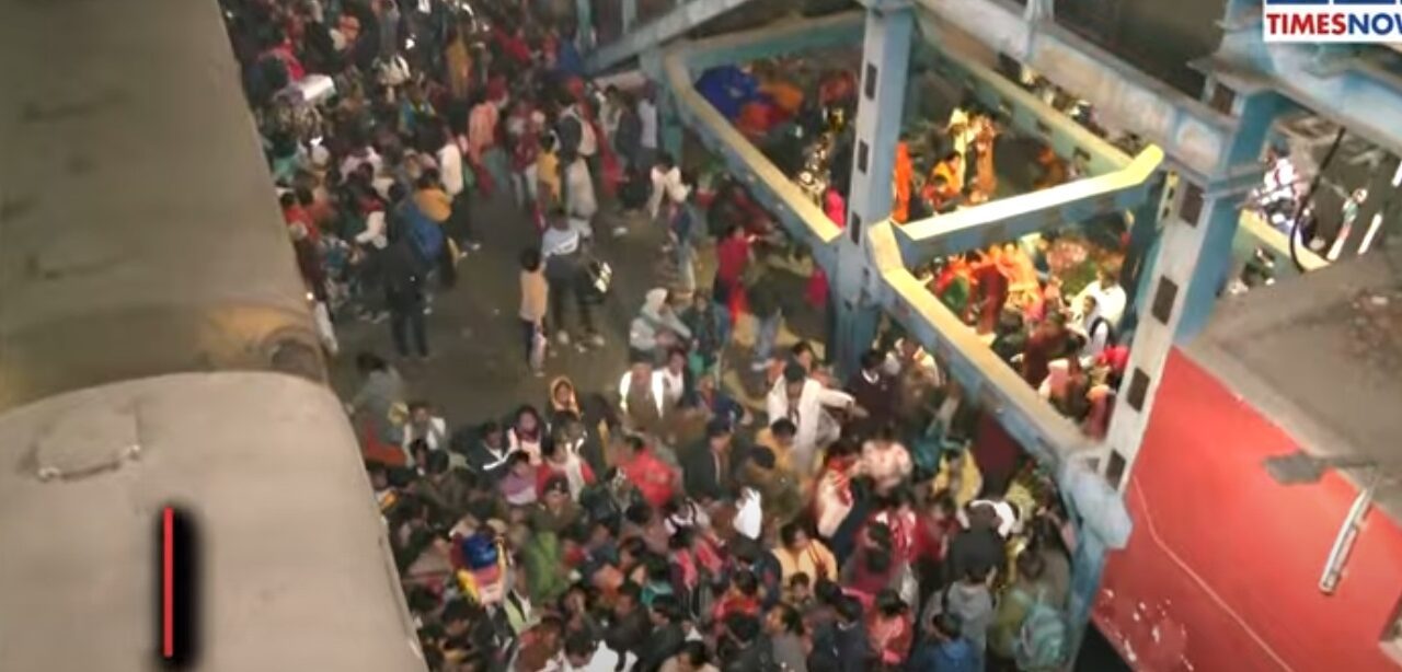 Tizennyolc embert tapostak halálra Újdelhi főpályaudvarán