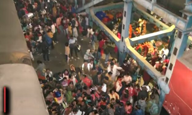 Tizennyolc embert tapostak halálra Újdelhi főpályaudvarán