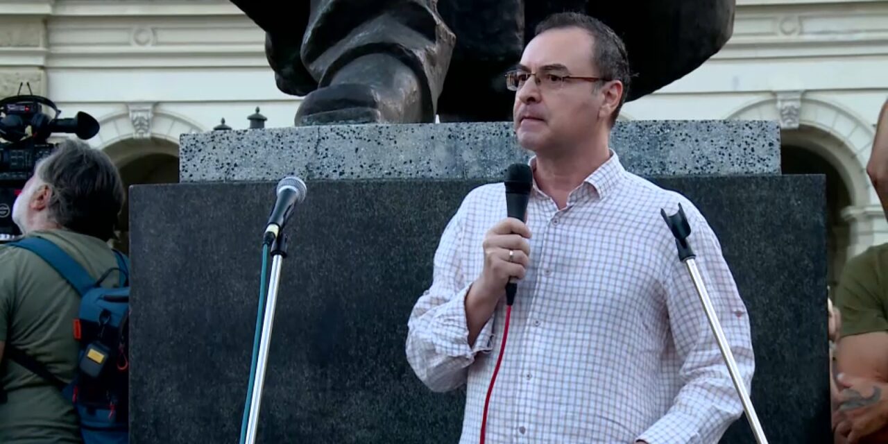 <span class="entry-title-primary">Jovo Bakić: Rossz lóra fogadnak</span> <span class="entry-subtitle">A nemzetközi tényezők pontosan tudják, mi történik Szerbiában, de megjátsszák a tudatlant – véli a belgrádi egyetemi tanár</span>