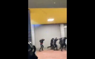 Futólépésben menekült, tojásokkal dobálták polgármesterüket Kraljevo lakosai (Videó)