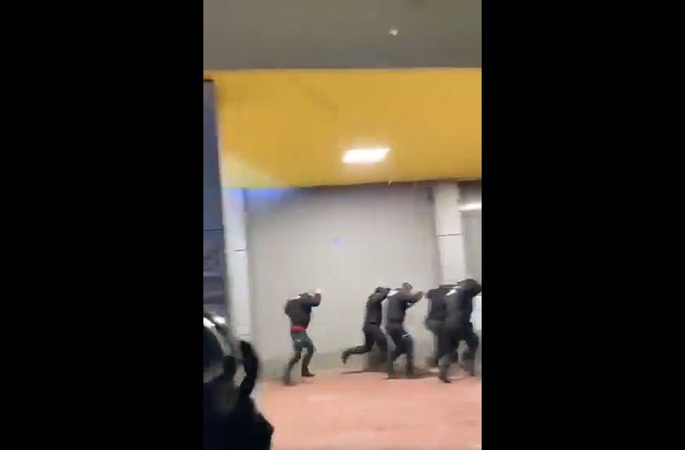 Futólépésben menekült, tojásokkal dobálták polgármesterüket Kraljevo lakosai (Videó)