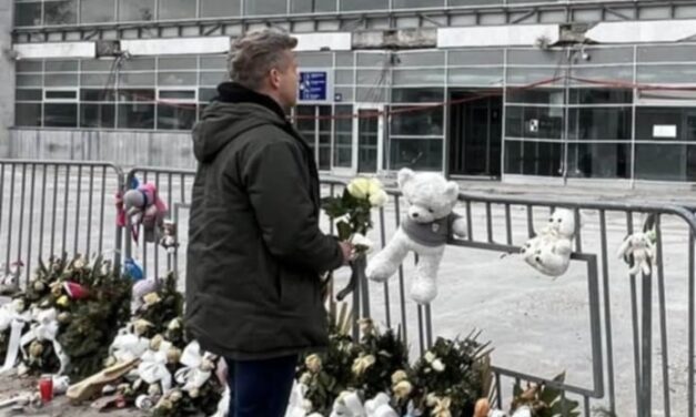 Magyar Péter Újvidéken koszorúzott