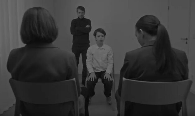 A Minden rendben azzal szembesít, hogy semmi sincs rendben