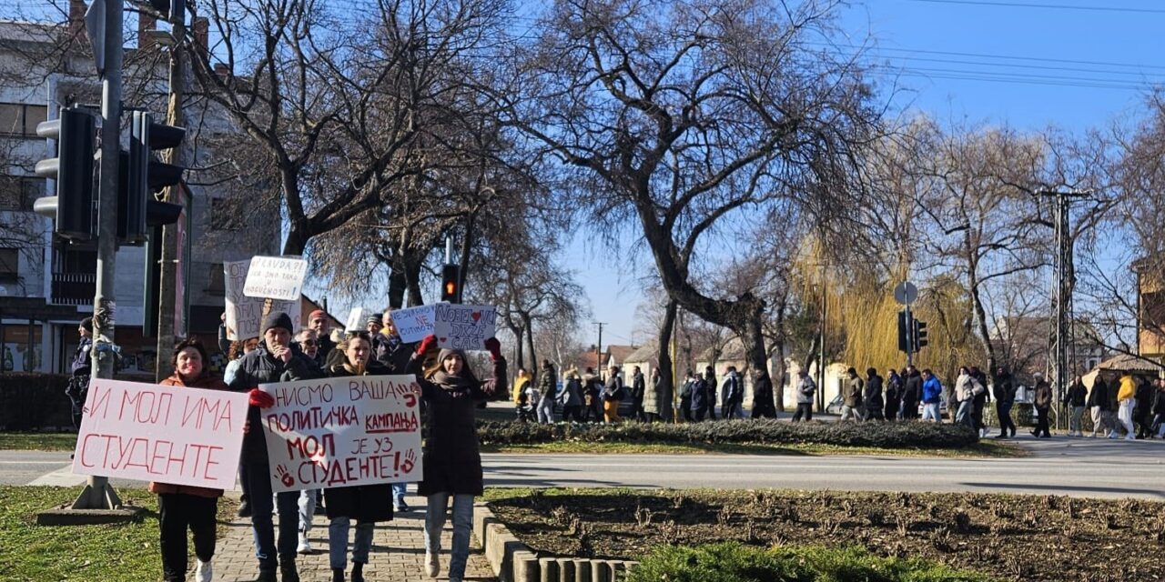 <span class="entry-title-primary">Tüntetéssel válaszoltak Vučić látogatására a moholiak és azt üzenték: Nem vagy illetékes!</span> <span class="entry-subtitle">Hivatalosan immár nincs egyetlen község sem Szerbiában, ahol ne tartottak volna valamilyen megmozdulást az egyetemisták támogatására</span>
