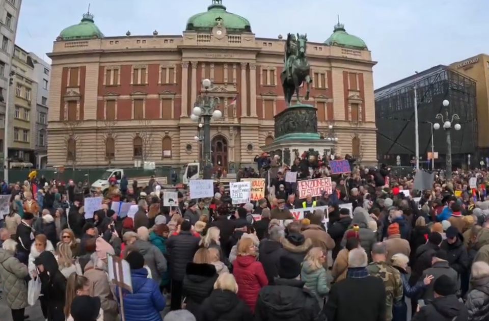 A nyugdíjas katonák is az egyetemisták mellé álltak