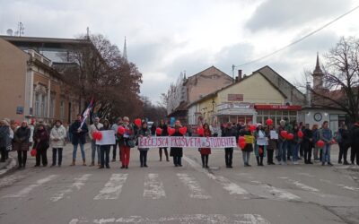 Feljelentést tettek a támadóik ellen a tiltakozó óbecsei pedagógusok