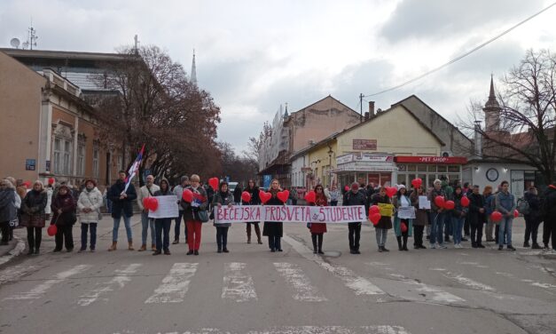 Feljelentést tettek a támadóik ellen a tiltakozó óbecsei pedagógusok