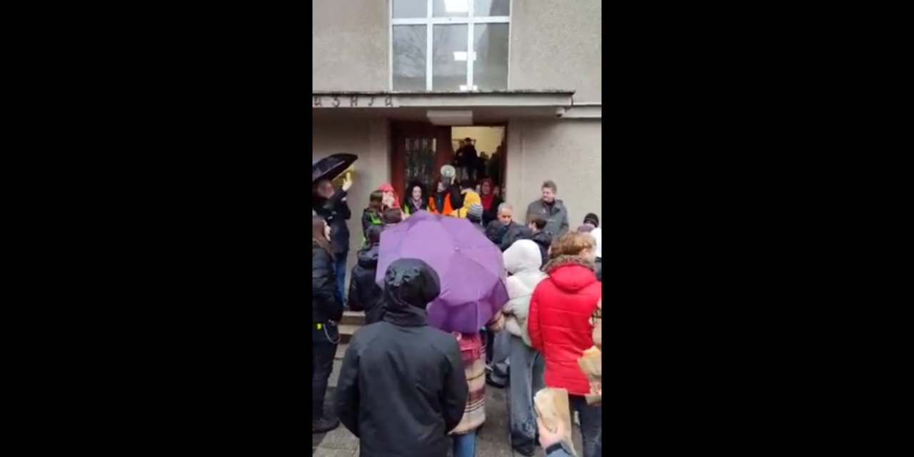 Bemehettek iskolájukba a csütörtökön kizárt gimnazisták