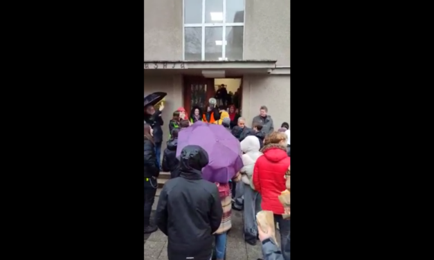 Bemehettek iskolájukba a csütörtökön kizárt gimnazisták