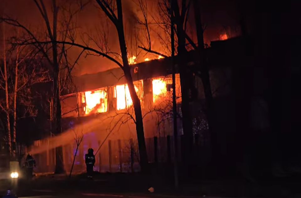 Hatalmas tűz volt Újvidéken, a polgárokat SMS-ben figyelmeztették, hogy maradjanak otthon (fotók+videó)