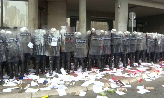 A rendőrök is megdobálták a polgárokat az újvidéki tiltakozáson, egy diáklány megsérült