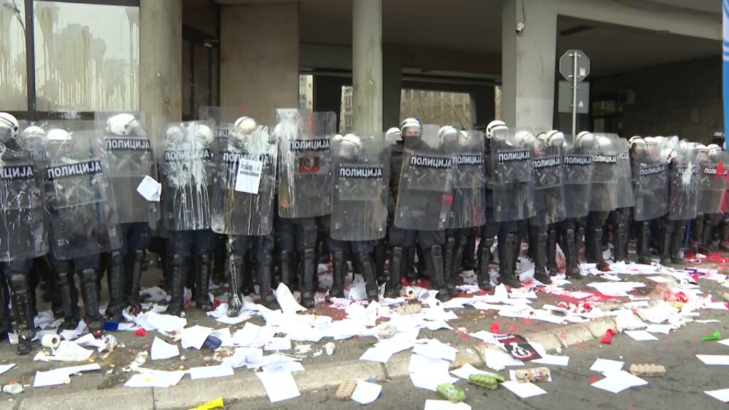 Megtörték a tizenöt perces csendet, hogy megtapsolják a rohamrendőrt