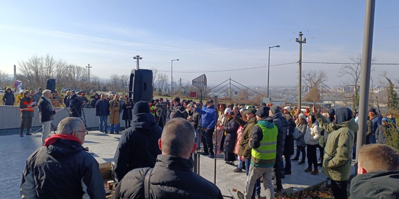 Megtartották a második Szabad Híradót az RTV előtt