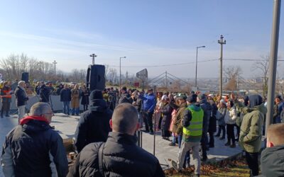 Megtartották a második Szabad Híradót az RTV előtt