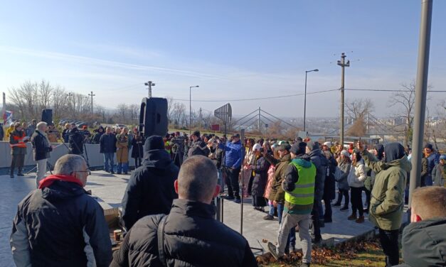 Megtartották a második Szabad Híradót az RTV előtt