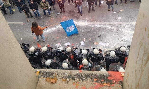 Vörös festékkel, wc-papírral dobálták meg a rendőröket Újvidéken