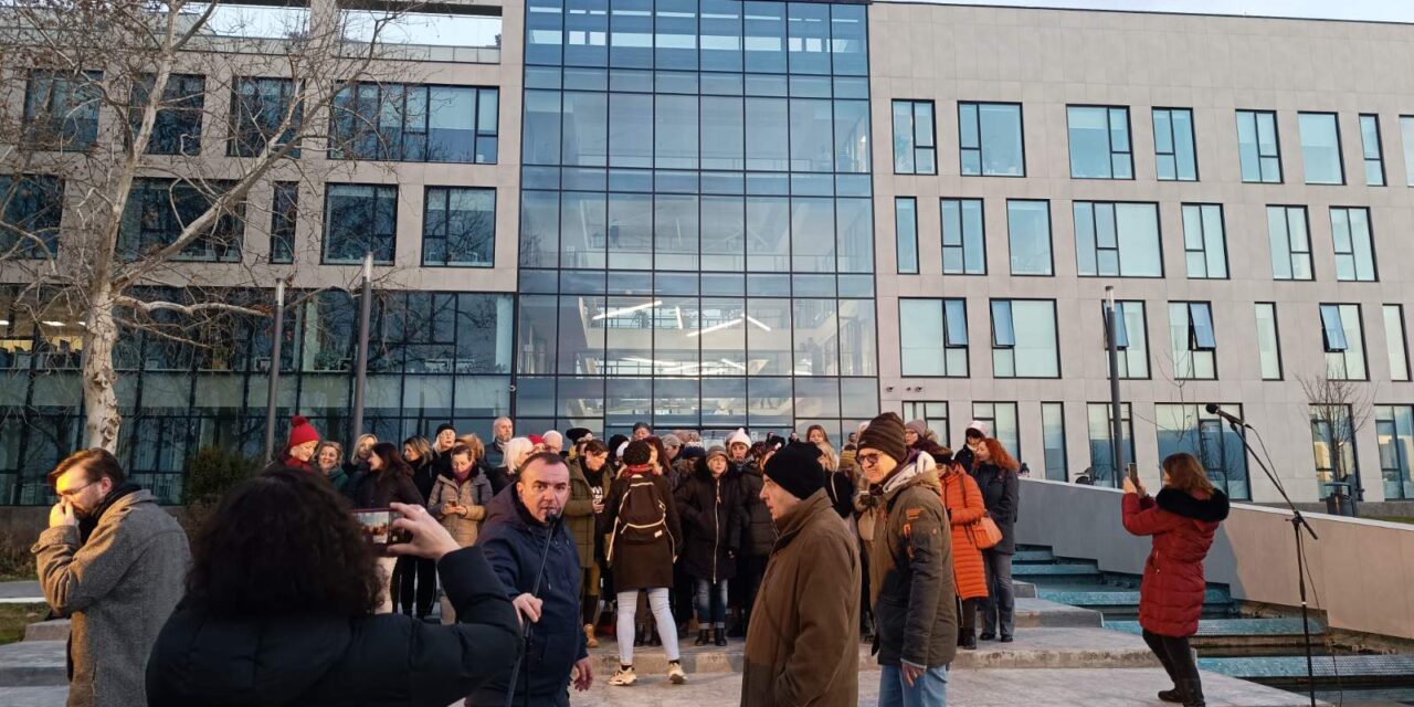 Hétfőn is lesz szabad híradó a Vajdasági RTV épülete előtt, itt nézhető