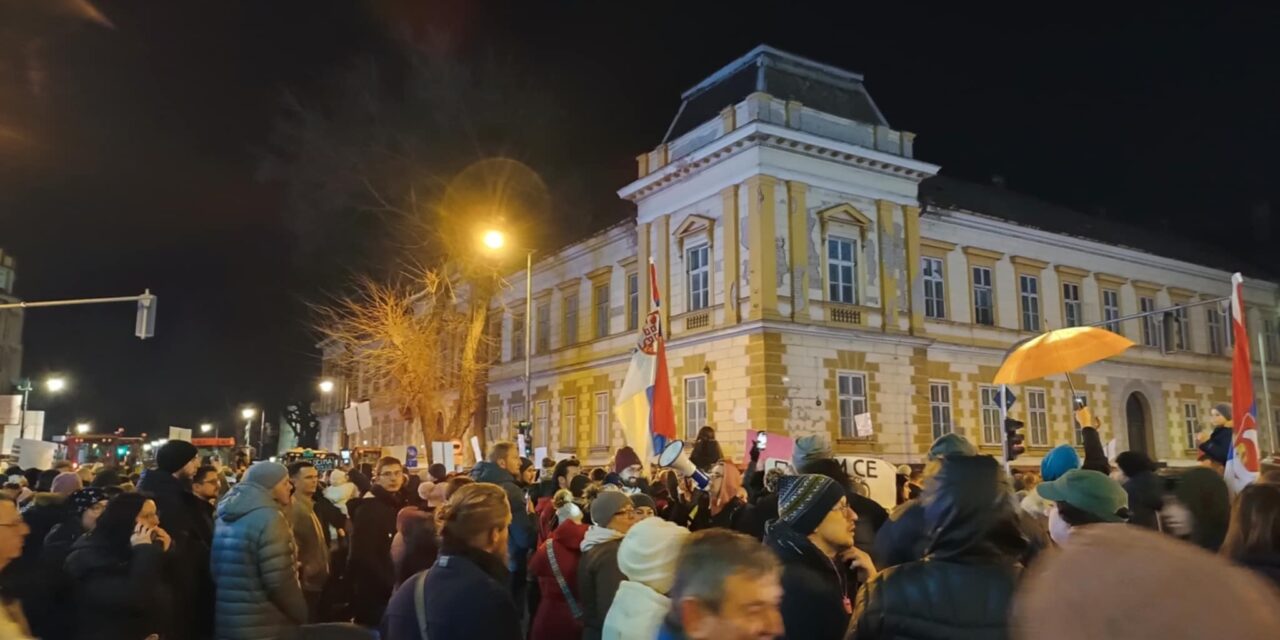 Szabadkán most zajlik a tüntetés, több nagyvárosban már véget is ért