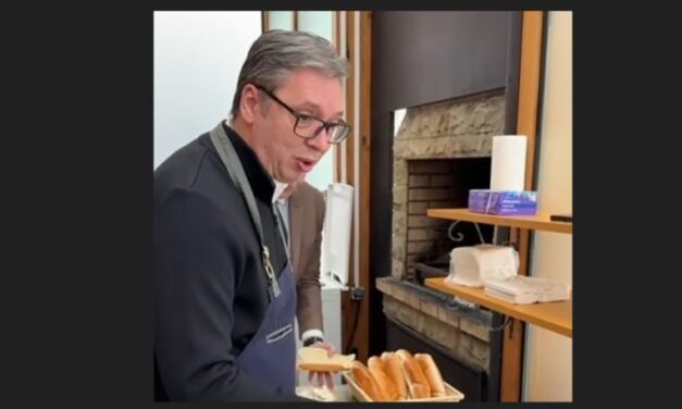 Az elnök szendvicseket készít a támogatóinak