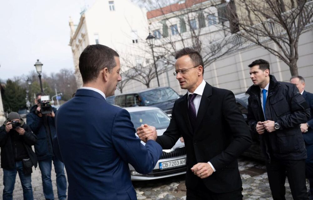 A VMDK meghívta Szijjártó Pétert, a szerbiai diáktüntetések valós helyzetének megismerésére