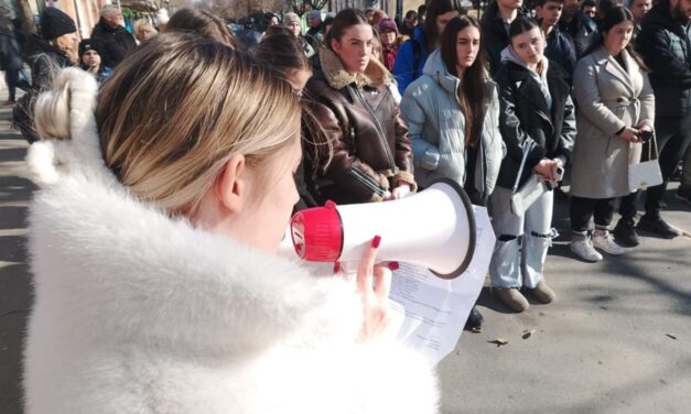 Megszüntették a blokádot a topolyai gimnázium végzősei, a tanárok sem sztrájkolnak tovább