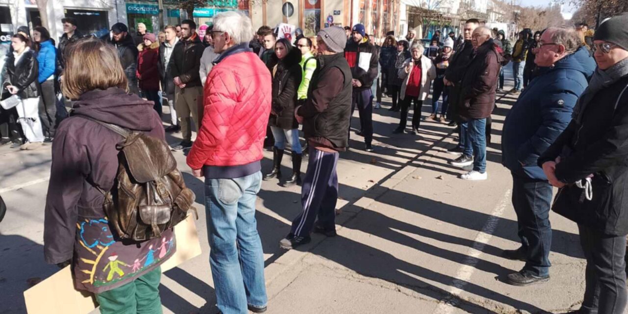 Topolyán vasárnap nyilvános óra és séta a központban