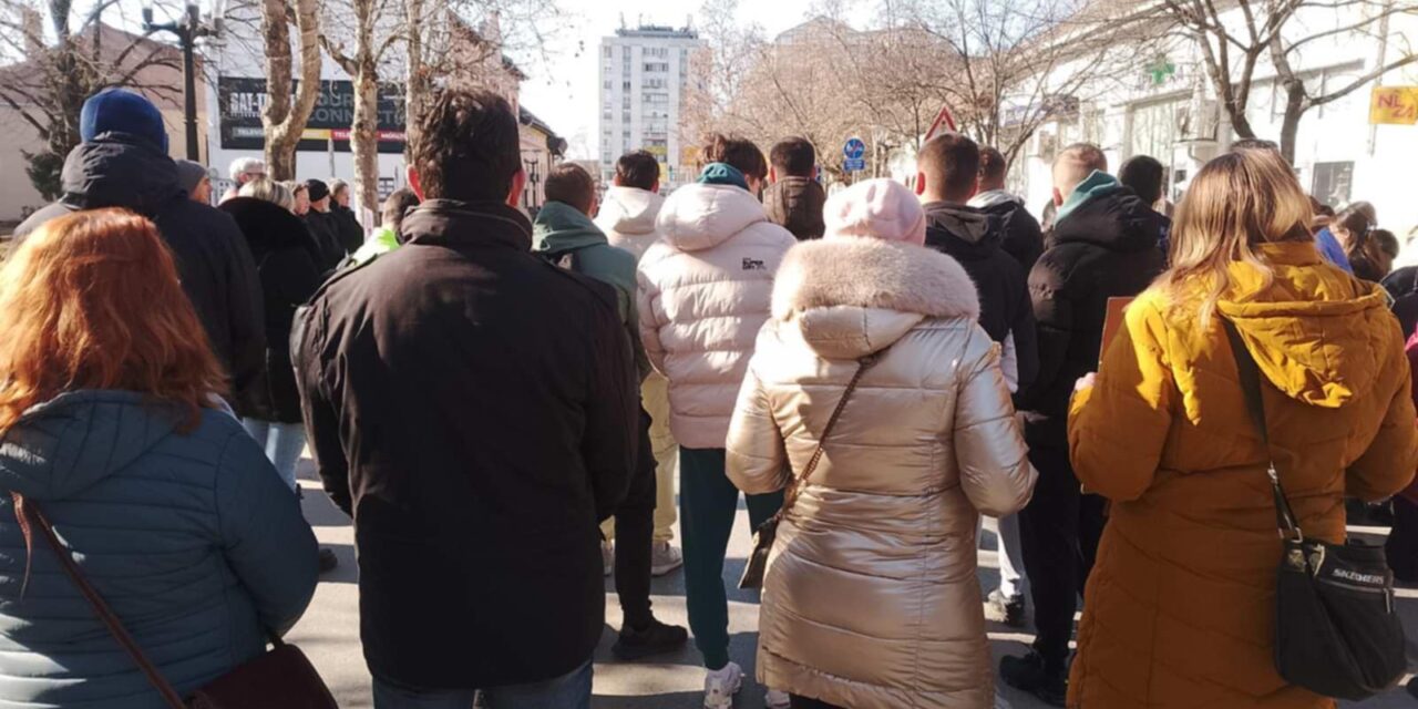 Először volt egyetemistákat támogató tüntetés Bácsfeketehegyen